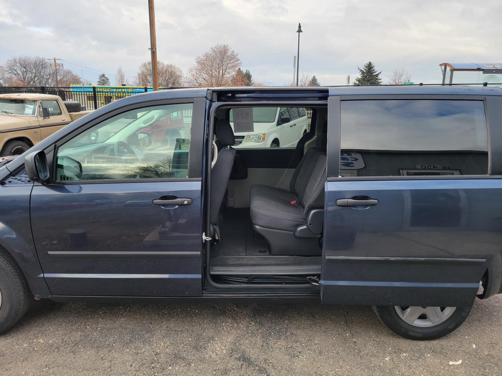2008 Blue /Gray Dodge Caravan SE (2D8HN44H48R) with an 3.3L V6 engine, Automatic transmission, located at 450 N Russell, Missoula, MT, 59801, (406) 543-6600, 46.874496, -114.017433 - Photo #14